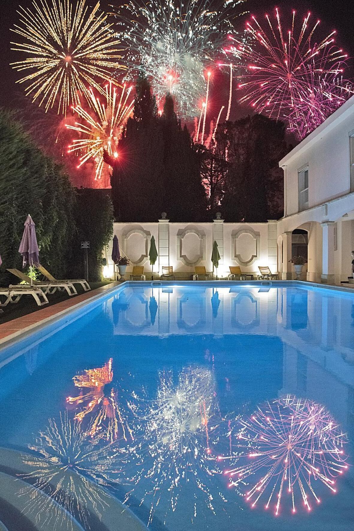 Piscine extérieure (ouverte en saison), parasols de plage