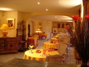 Daily buffet breakfast for a fee - Hôtel Mireille (Arles)