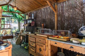 Petit déjeuner buffet servi tous les jours en supplément