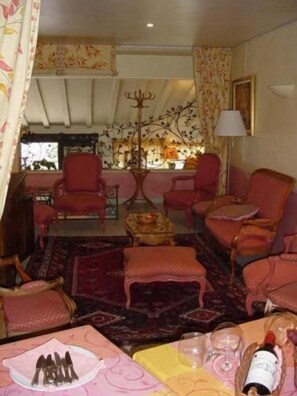 Breakfast and dinner served, French cuisine