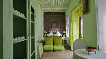 Quarto casal conforto, suíte (Accès Patio rdc) | Escrivaninha, quartos à prova de som, Wi-Fi de cortesia, roupa de cama