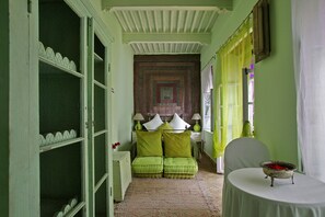 Dobbeltrom – comfort, eget bad (Accès Patio rdc) | Skrivebord, lydisolert, wi-fi (inkludert) og sengetøy