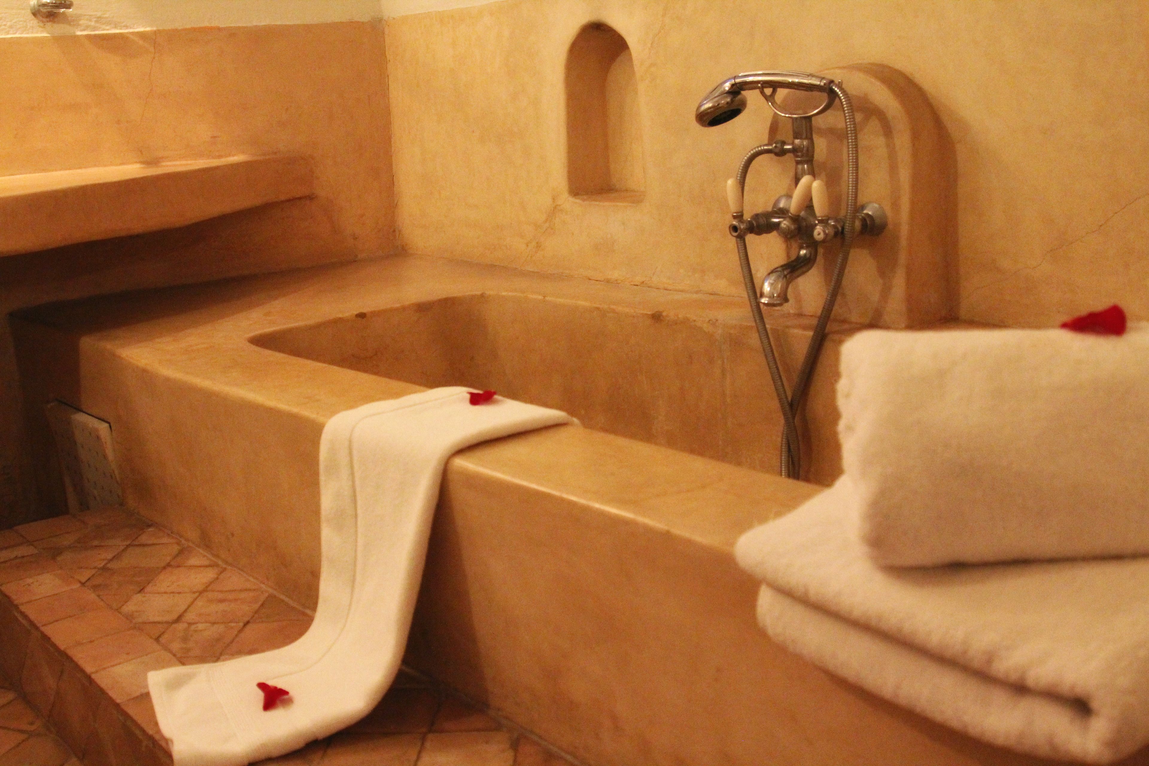 Suite, eigenes Bad (1er étage avec 2 chambres) | Badezimmer | Dusche, kostenlose Toilettenartikel, Haartrockner, Handtücher