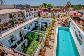 Piscine extérieure, parasols de plage, chaises longues