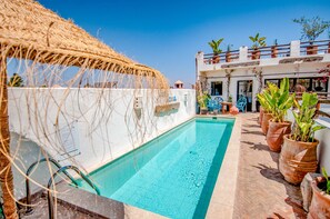 Outdoor pool, pool umbrellas, pool loungers - Riad Villa Almeria Hotel & Spa (Marrakech)