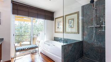 Separate bathtub and shower, jetted bath, rainfall showerhead