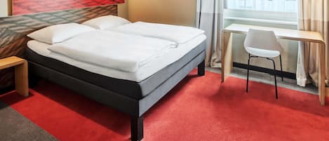 Camera doppia | Una scrivania, tende oscuranti, insonorizzazione, Wi-Fi gratuito