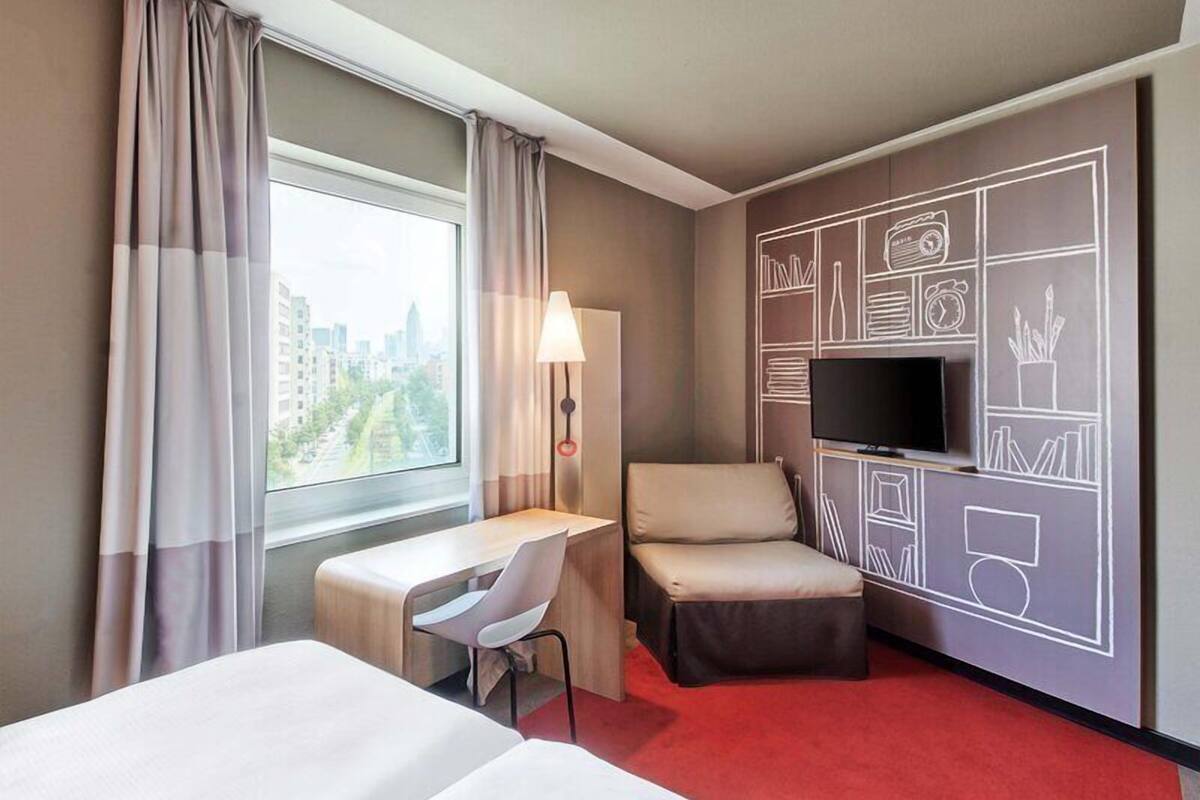 Kamar Double Ekonomi | Meja kerja, tirai kedap cahaya, kedap suara, dan Wi-Fi gratis