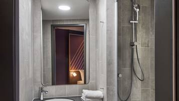 Premium-Doppelzimmer | Badezimmer | Dusche, Haartrockner, Handtücher, Seife