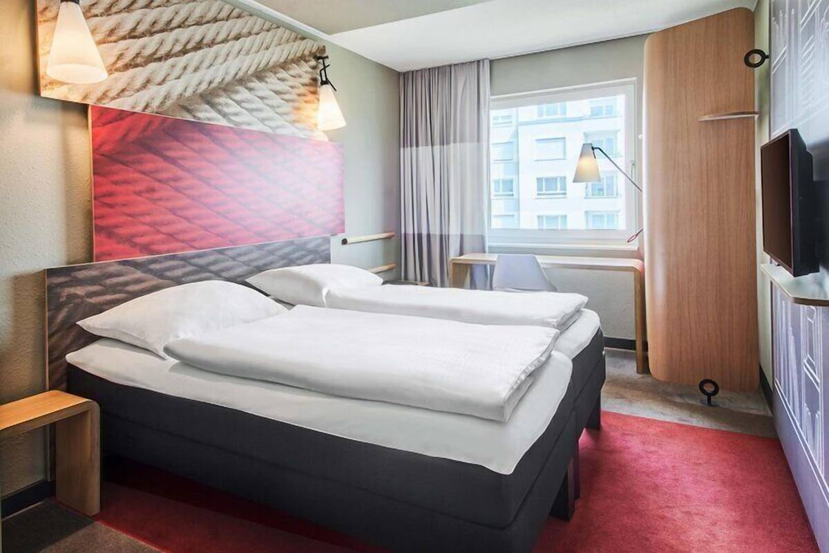 Kamar Twin Ekonomi | Meja kerja, tirai kedap cahaya, kedap suara, dan Wi-Fi gratis
