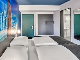 Schreibtisch, Verdunkelungsvorhänge, schallisolierte Zimmer