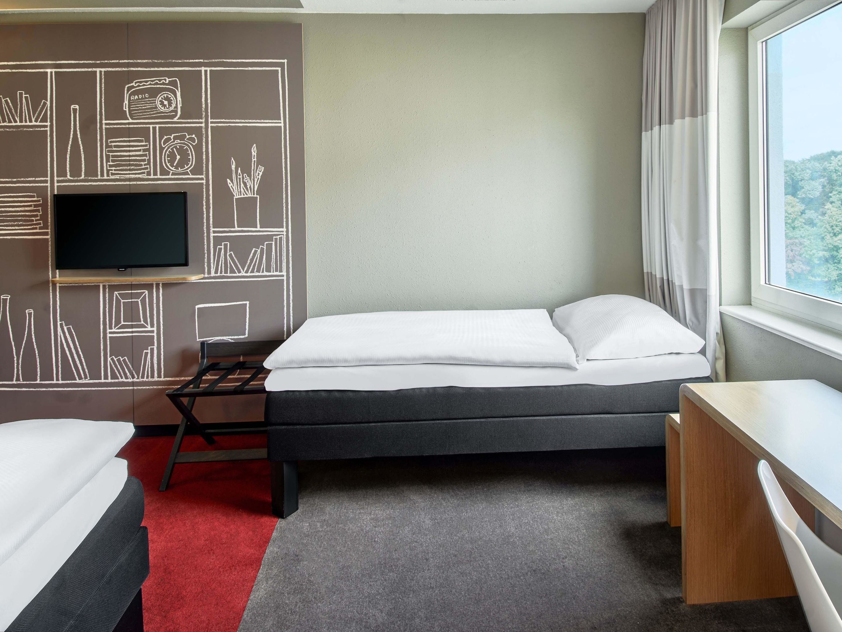 Schreibtisch, Verdunkelungsvorhänge, schallisolierte Zimmer