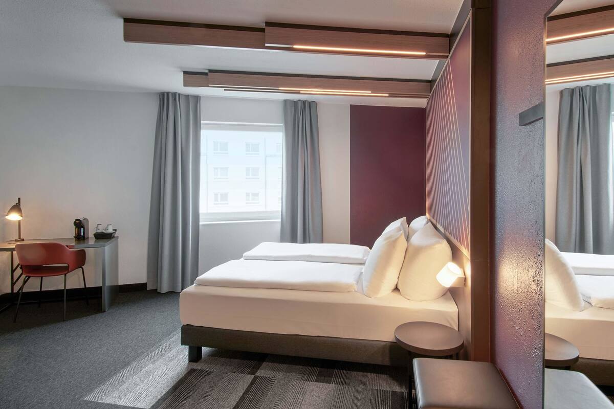 Kamar Double Premium | Meja kerja, tirai kedap cahaya, kedap suara, dan Wi-Fi gratis