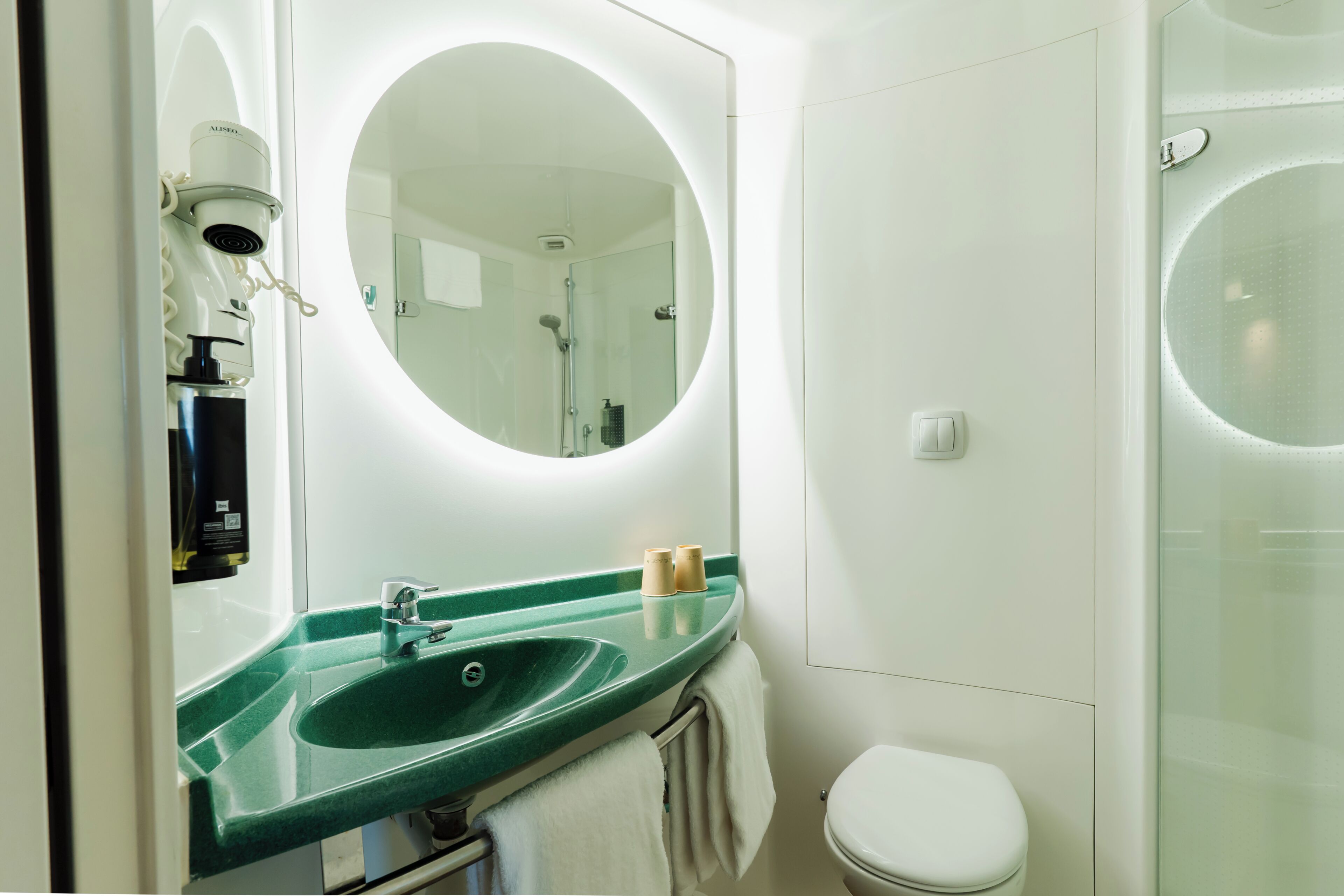 Een douche, milieuvriendelijke toiletartikelen, een haardroger