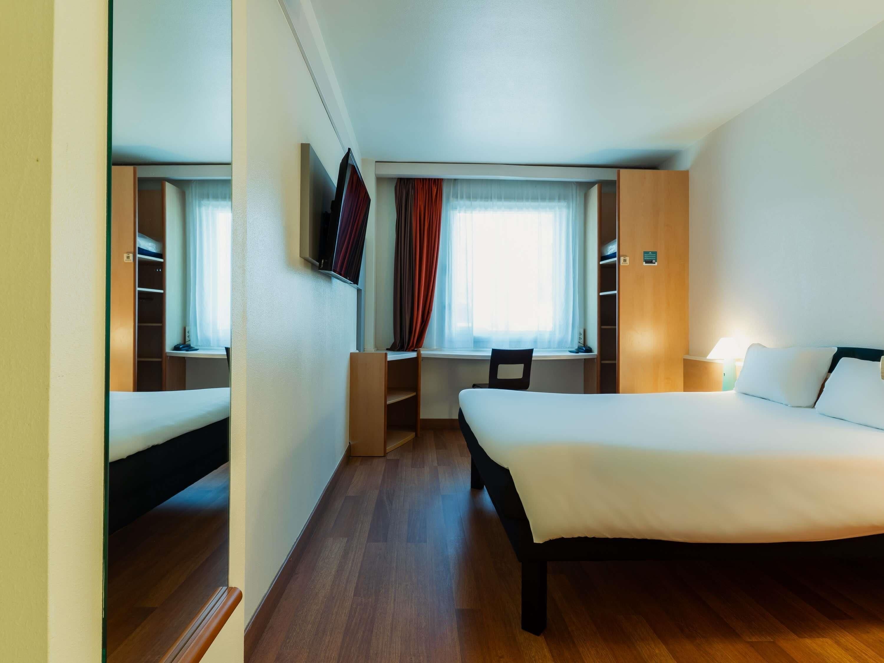 Habitación estándar, 1 cama doble | Edredones de plumas, escritorio, cortinas opacas