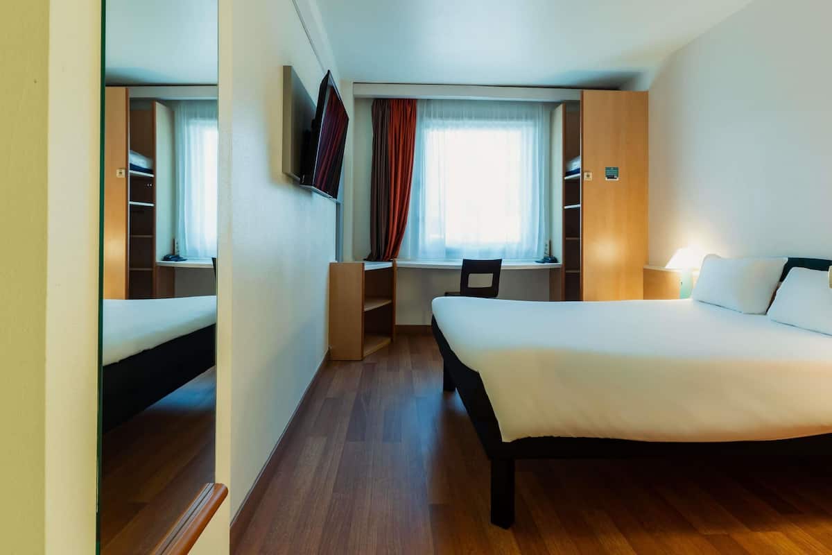 Habitació estàndard, 1 llit doble | Cobrellits, escriptori, cortines opaques i habitacions insonoritzades