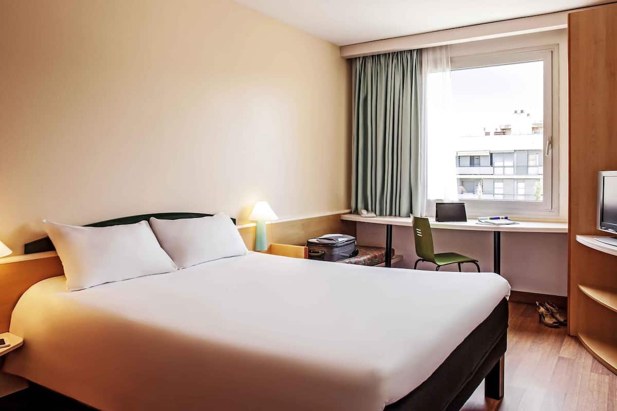 Zimmer (New Bedding) | Daunenbettdecken, Schreibtisch, Verdunkelungsvorhänge