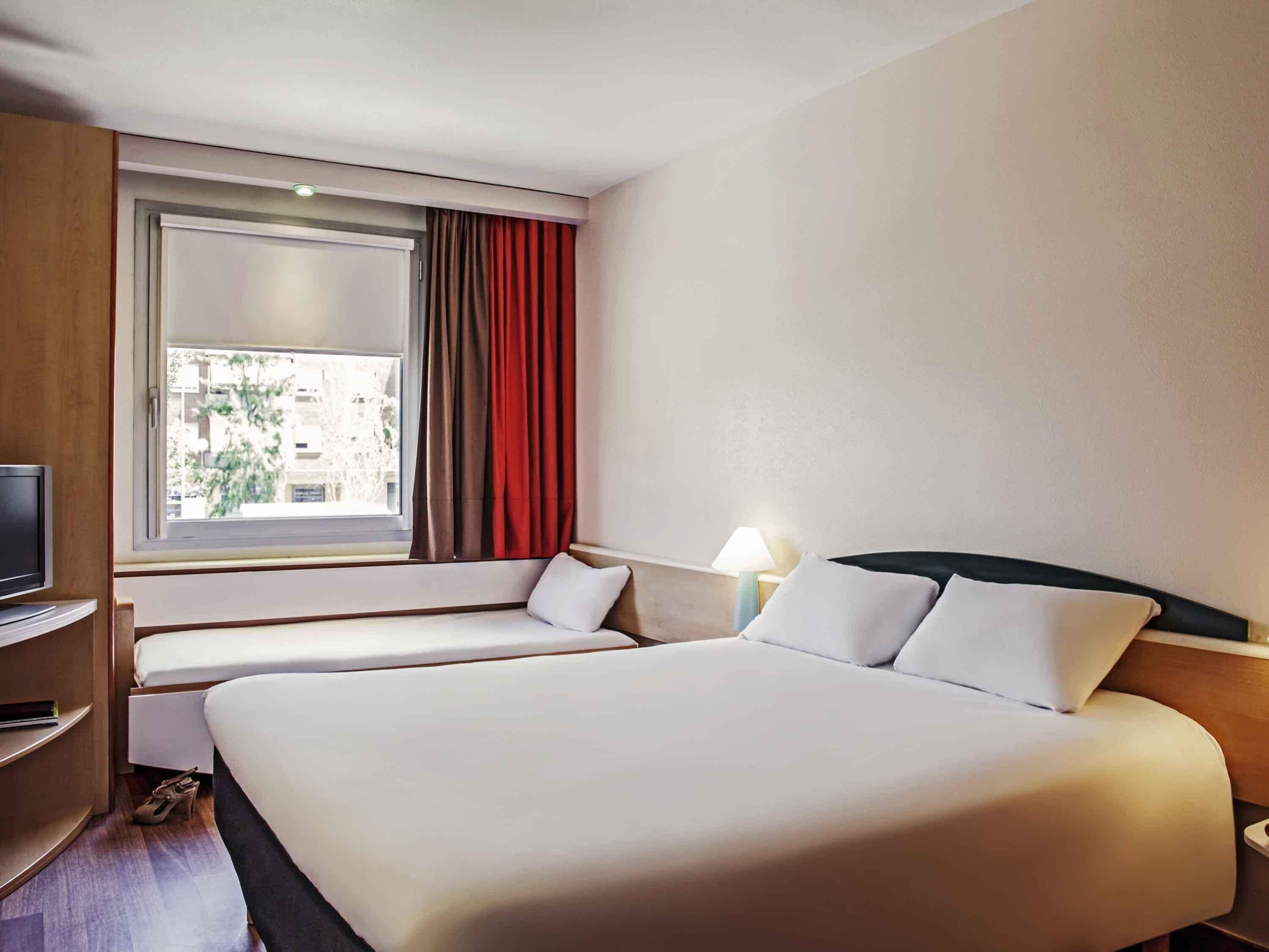 Habitación, varias camas | Edredón, escritorio, cortinas blackout y insonorización 