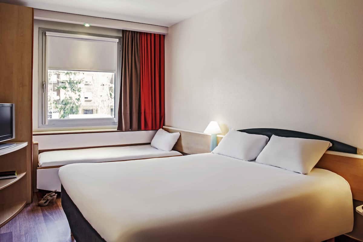 Habitación, varias camas | Edredón, escritorio, cortinas blackout y insonorización