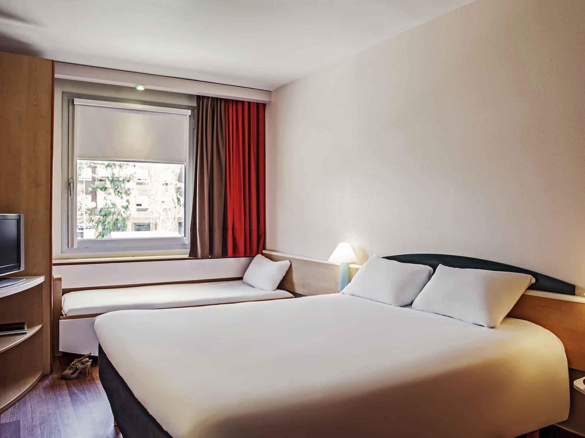 Habitación, varias camas | Edredones de plumas, escritorio, cortinas opacas