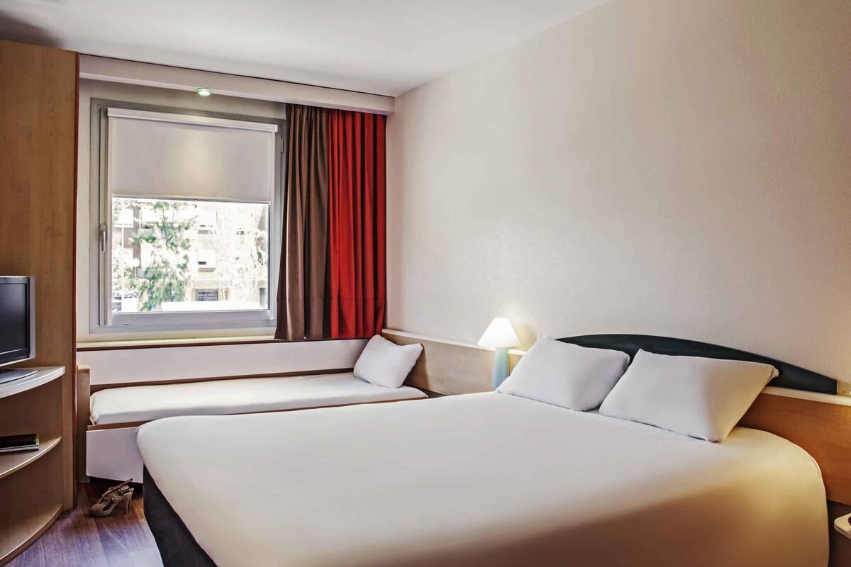 room, multiple beds | down duvets, desk, blackout curtains, soundproofing