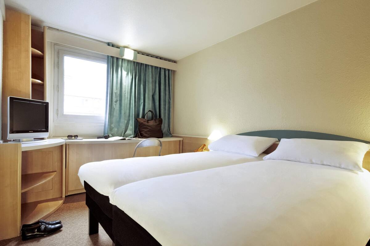standard room, 2 single beds | down duvets, desk, blackout curtains, soundproofing