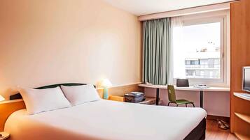 Habitación (New Bedding) | Edredones de plumas, escritorio, cortinas opacas