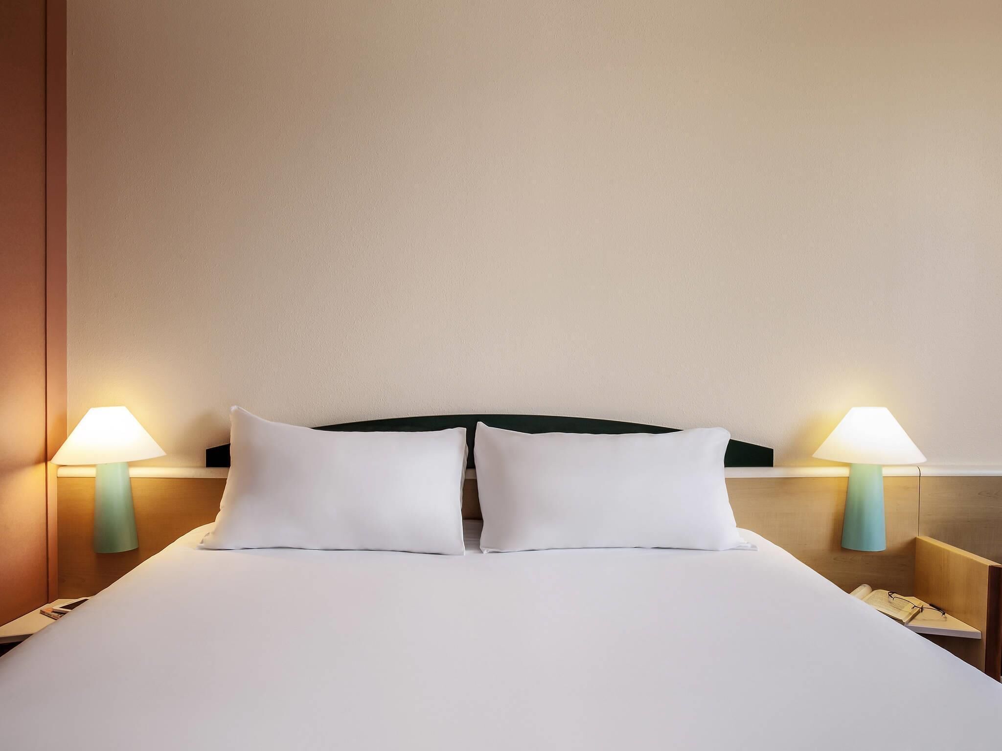 羽毛の掛け布団、  デスク、遮光カーテン、防音設備