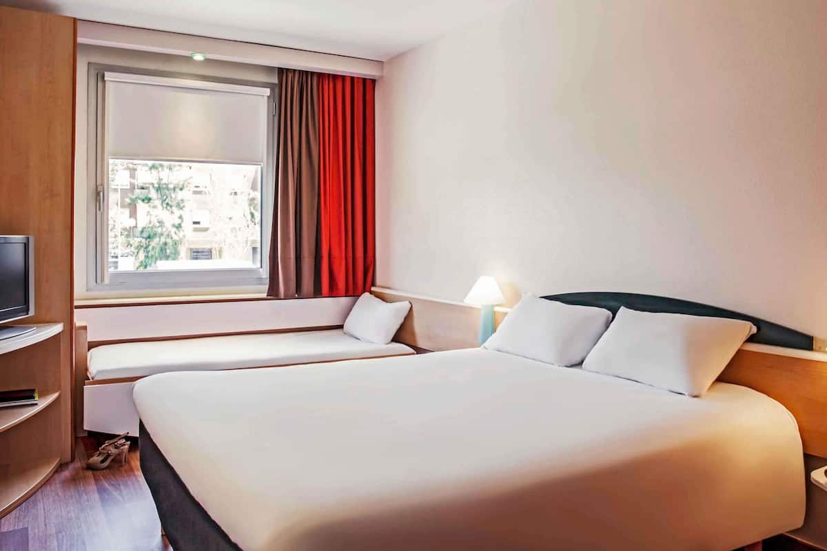 Habitación, varias camas | Edredón, escritorio, cortinas blackout y insonorización