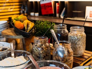 Un buffet de petit-déjeuner proposant une variété d’aliments et de plats.