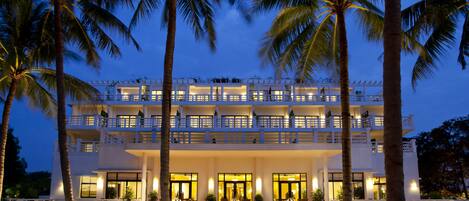 واجهة المنشأة - في المساء/الليل