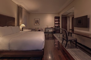 Deluxe King Room | 1 bedroom, premium bedding, minibar, in-room safe