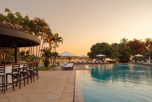 室外游泳池，池畔遮阳伞，日光浴躺椅