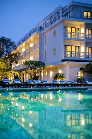 Outdoor pool, pool umbrellas, sun loungers