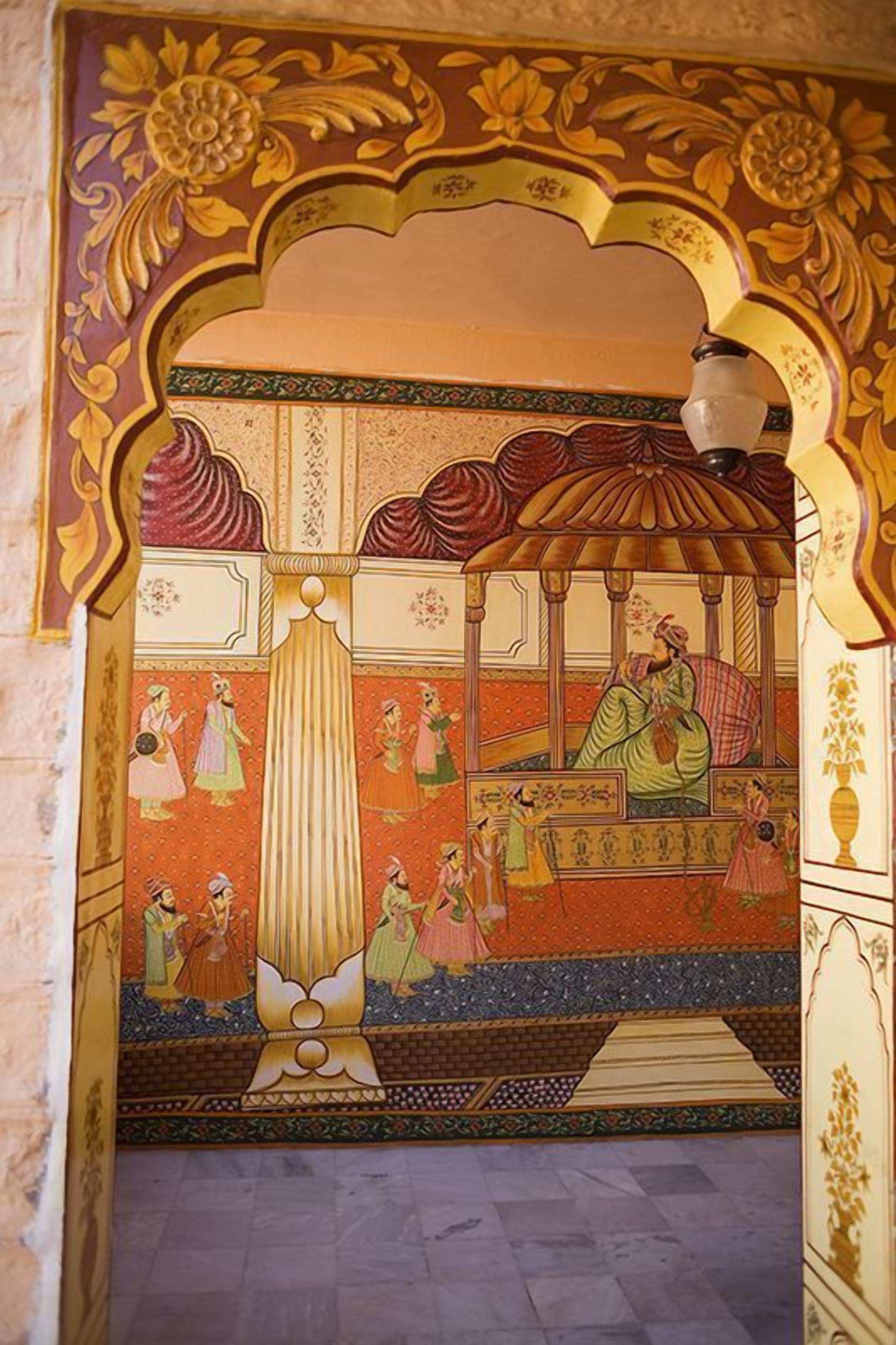 Un mural detallado con una figura central bajo un dosel, rodeada de asistentes.