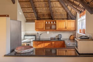 Casa de campo, 1 habitación | Cocina privada | Frigorífico, microondas, horno y placa de cocina