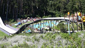Un parc aquatique avec une rivière à courant doux, une piscine et un toboggan.