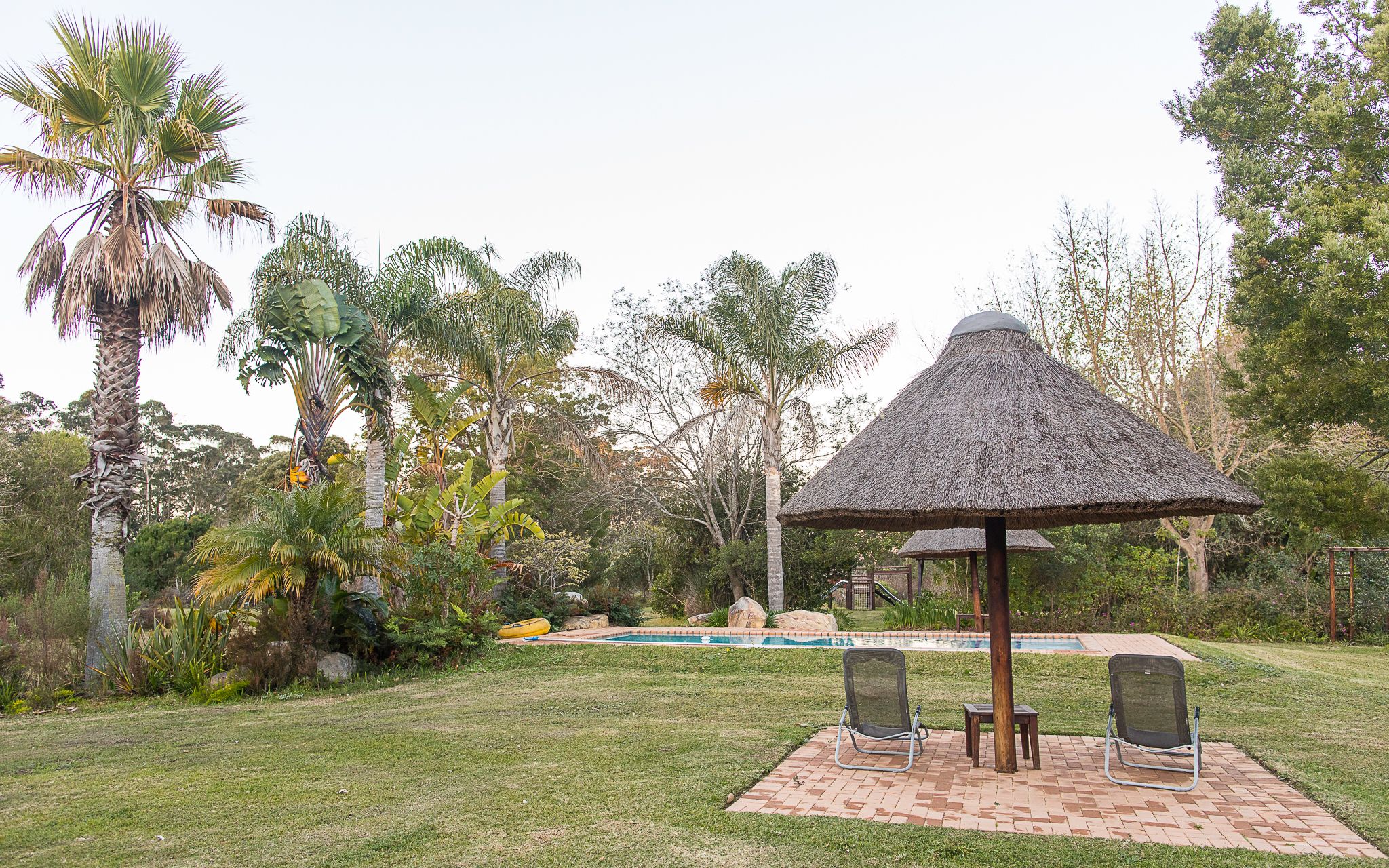 Utendørsbasseng, bassengparasoller og solsenger