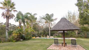 Utendørsbasseng, bassengparasoller og solsenger