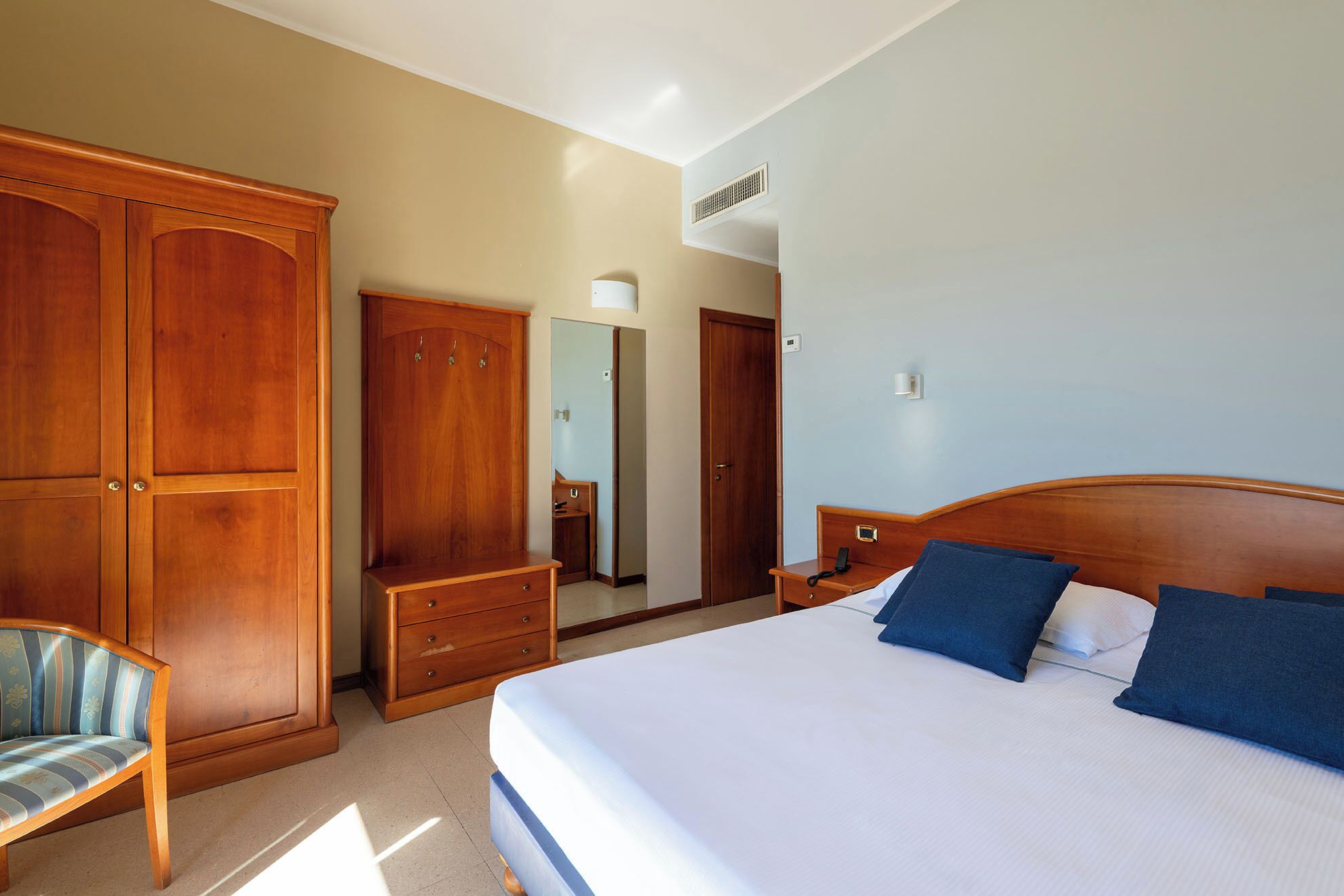 Minibar, coffres-forts dans les chambres, bureau, chambres insonorisées