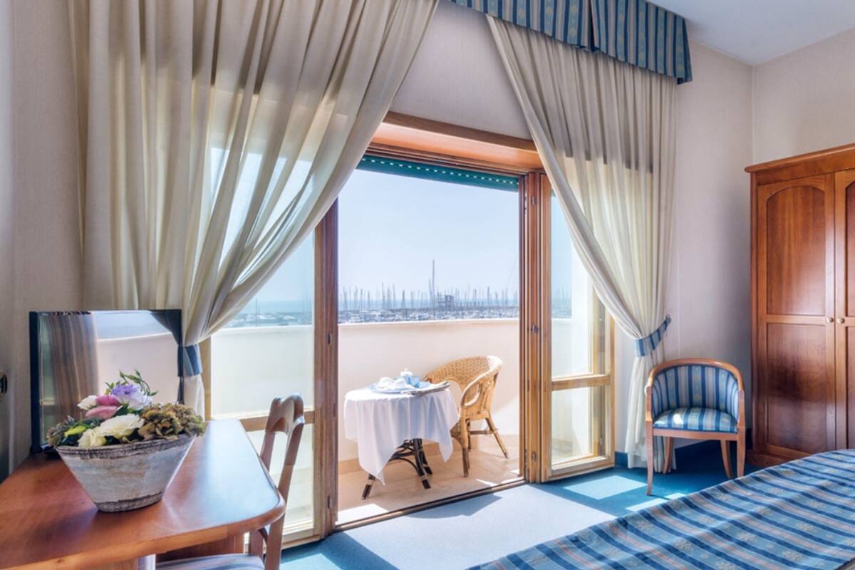 deluxe double room, sea view | 1 bedroom, minibar, in-room safe, desk