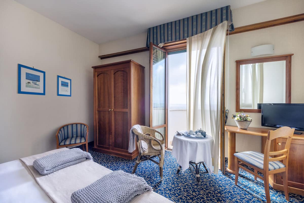 1 bedroom, minibar, in-room safe, desk