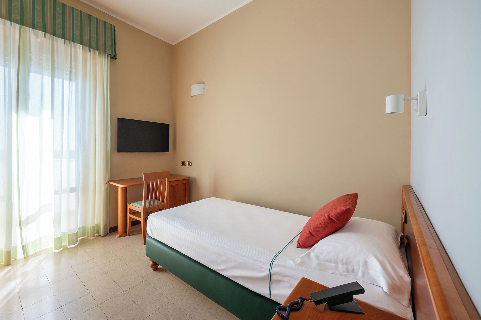 Minibar, coffres-forts dans les chambres, bureau, chambres insonorisées