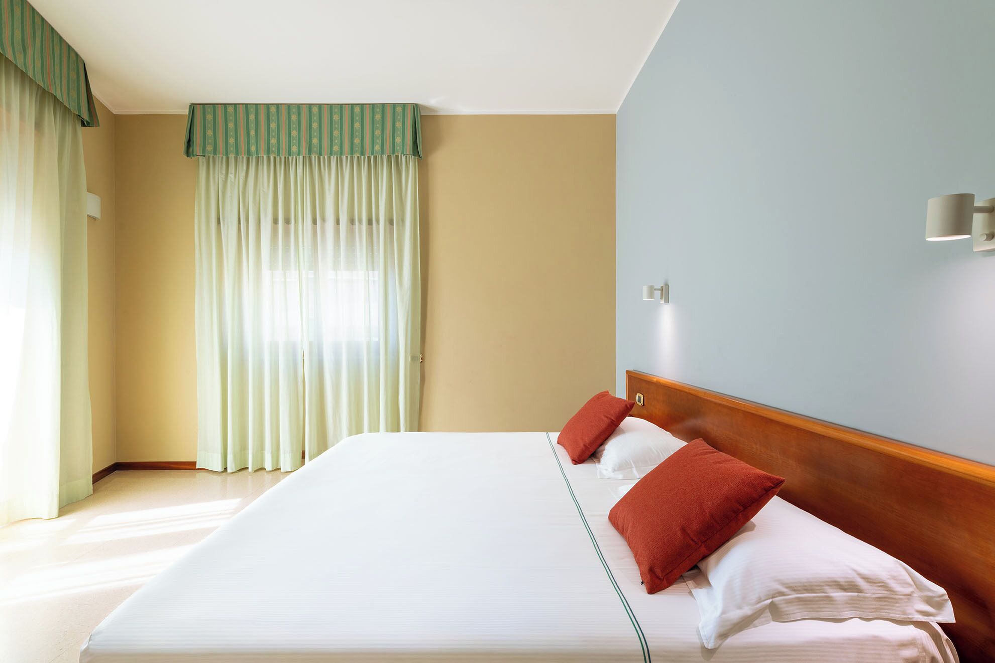 Standard-sviitti, merinäköala | Minibaari, tallelokero huoneessa, työpöytä, äänieristys