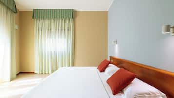 1 غرفة نوم وميني بار وخزنة داخل الغرفة ومكتب