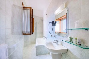 Kostenlose Toilettenartikel, Haartrockner, Hausschuhe, Bidet