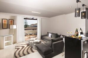 Suite, 1 Bedroom | Living area