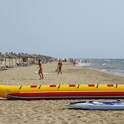 En la playa, traslado desde/hacia la playa gratis y camastros