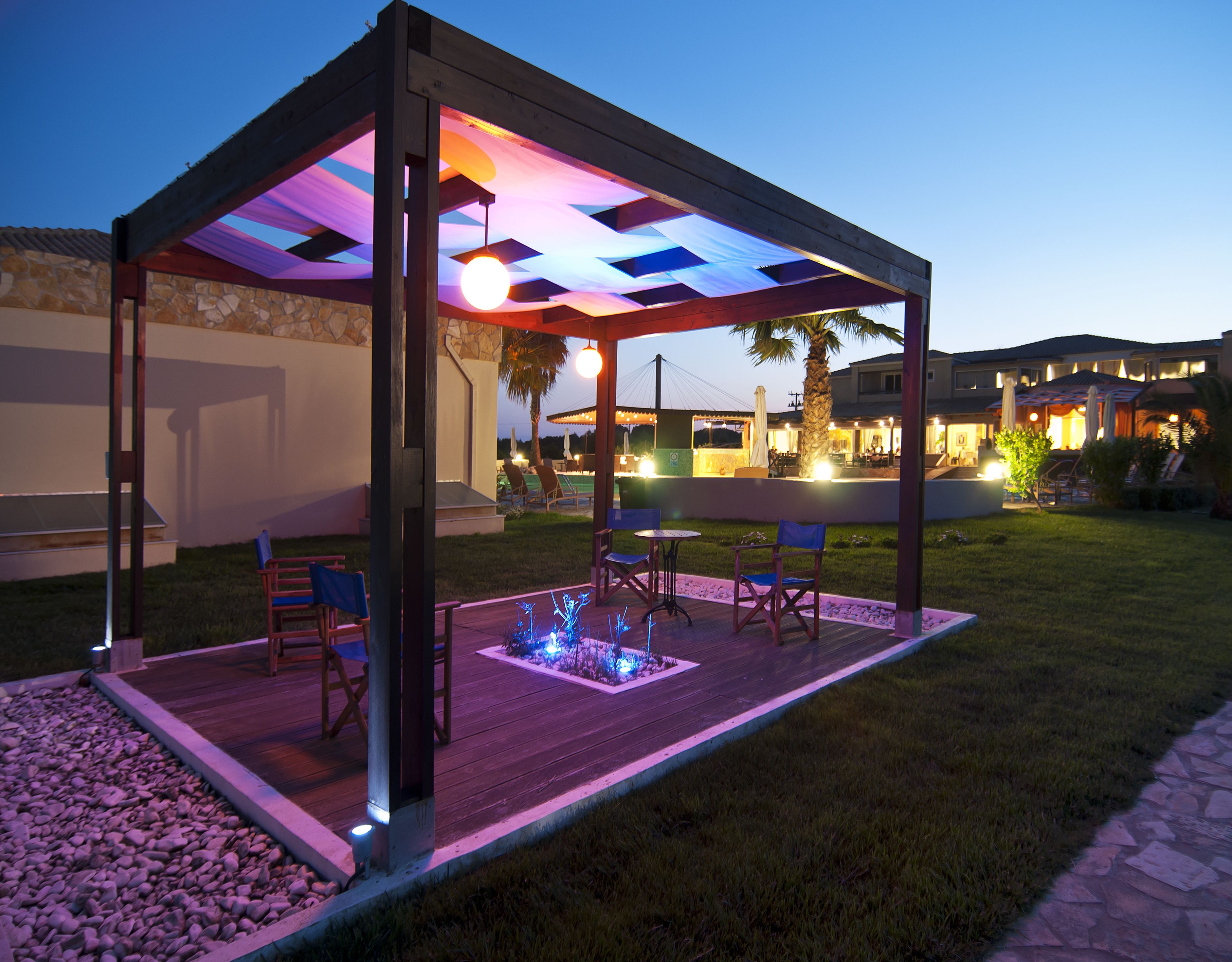 حيث تُقدم وجبات الإفطار، الغداء، العشاء، إطلالات على حمام السباحة