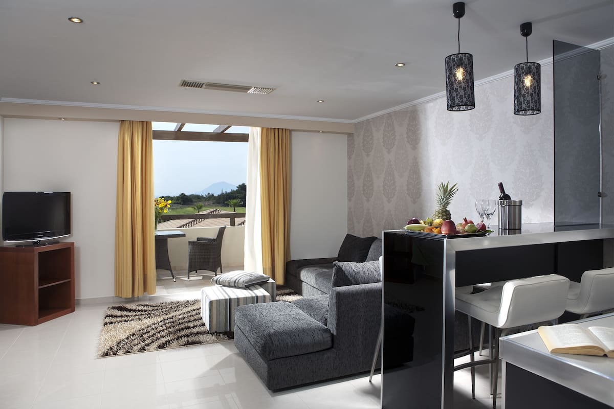 Suite, 1 Bedroom | Living room